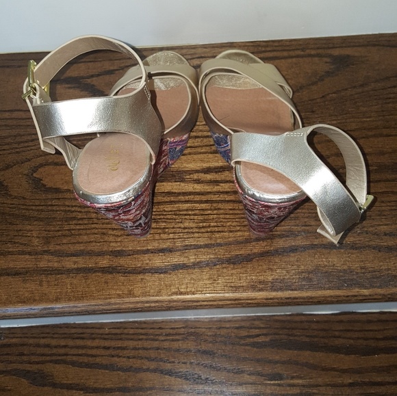 Gold with Multi color Wedges - Picture 5 of 8